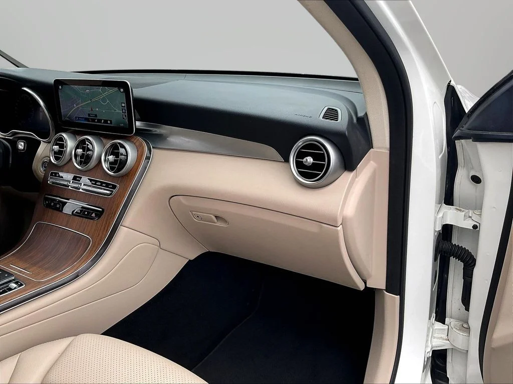 Used 2022 White Mercedes-Benz GLC 300 image 25