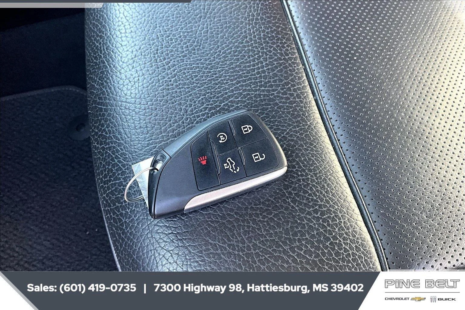 Used 2024 White Frost Tricoat GMC Denali image 10