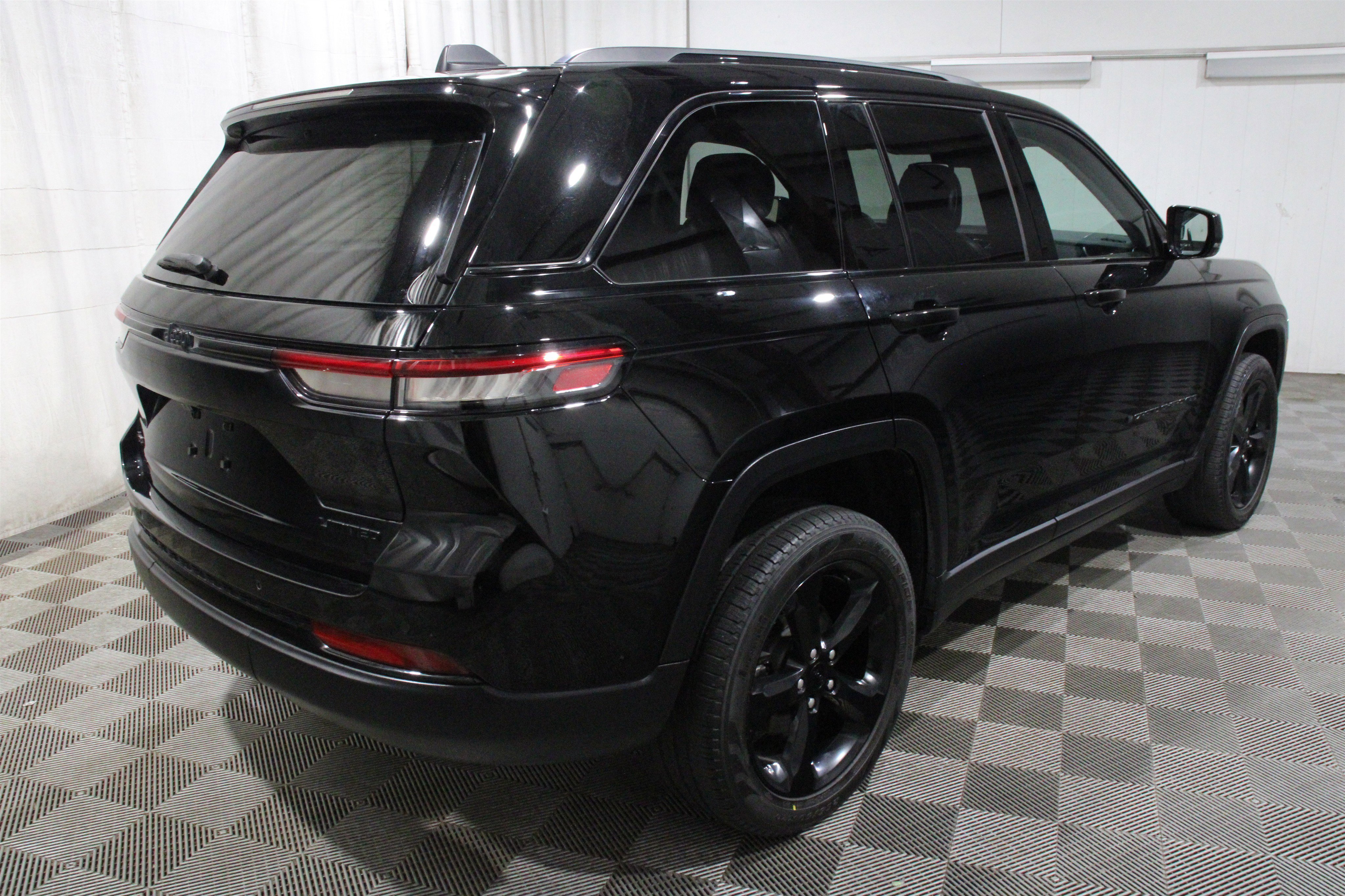 Used 2023 Diamond Black Crystal Pearlcoat Jeep Limited image 32