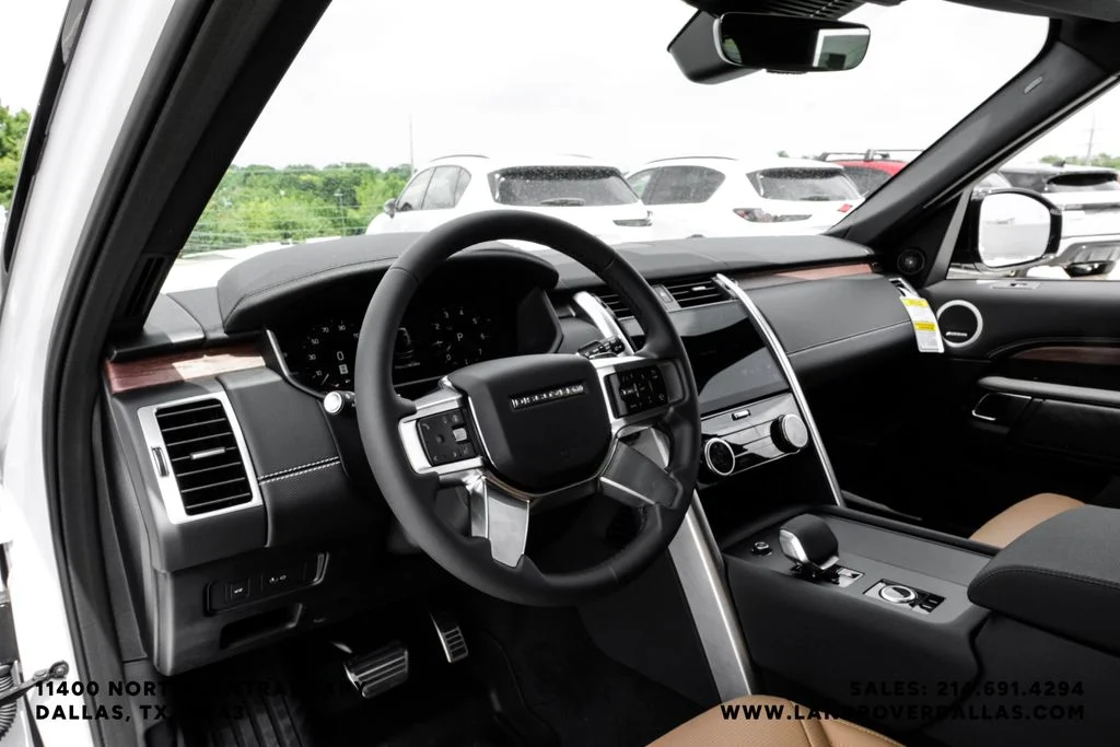 New 2026 Fuji White Land Rover Dynamic SE image 2