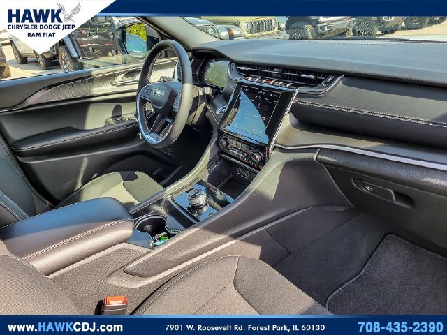 Used 2025 White Jeep Laredo image 31