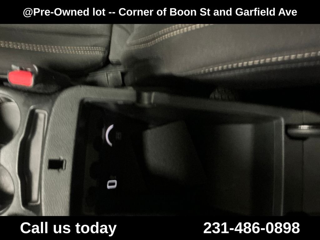 Used 2016 Silver Jeep Latitude image 25
