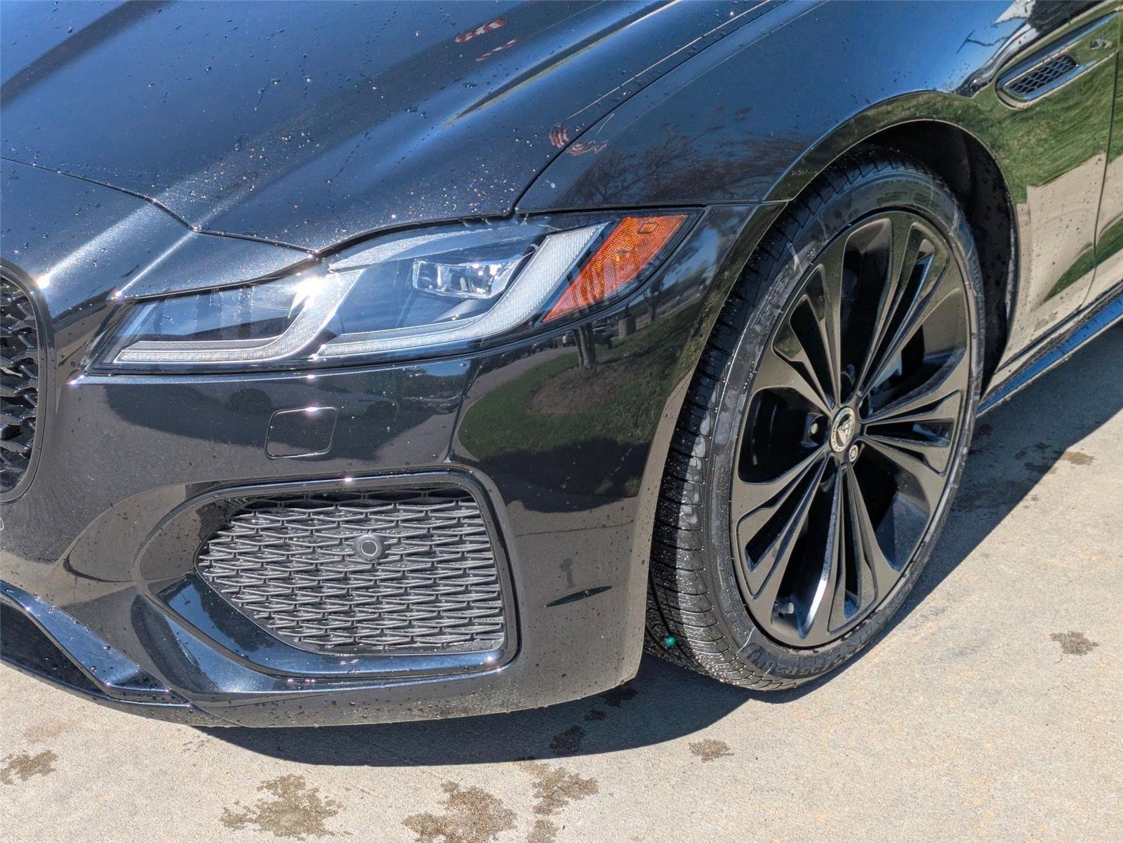 Used 2024 Santorini Black Metallic Jaguar R-Dynamic SE image 10