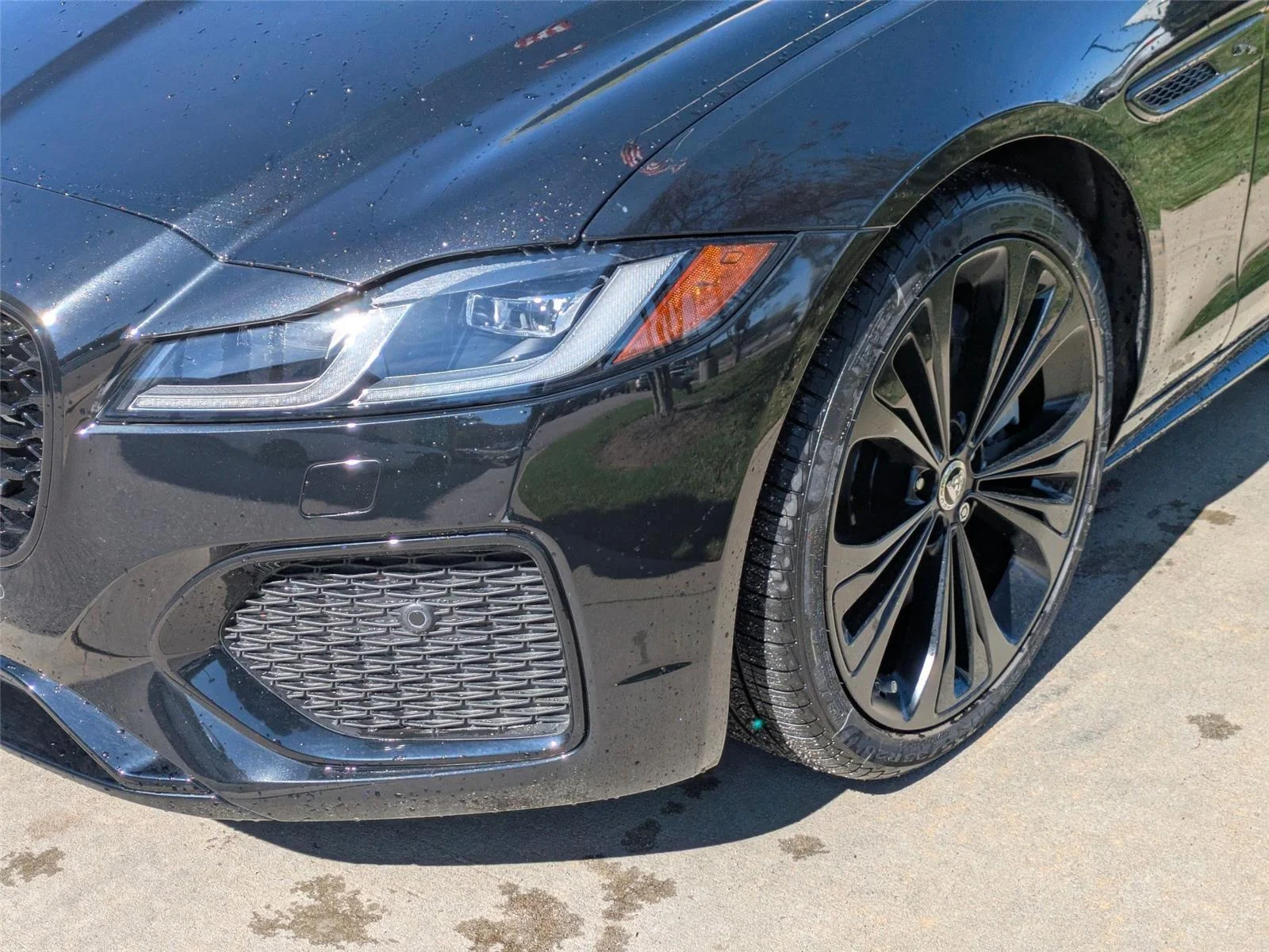 Used 2024 Santorini Black Metallic Jaguar R-Dynamic SE image 10