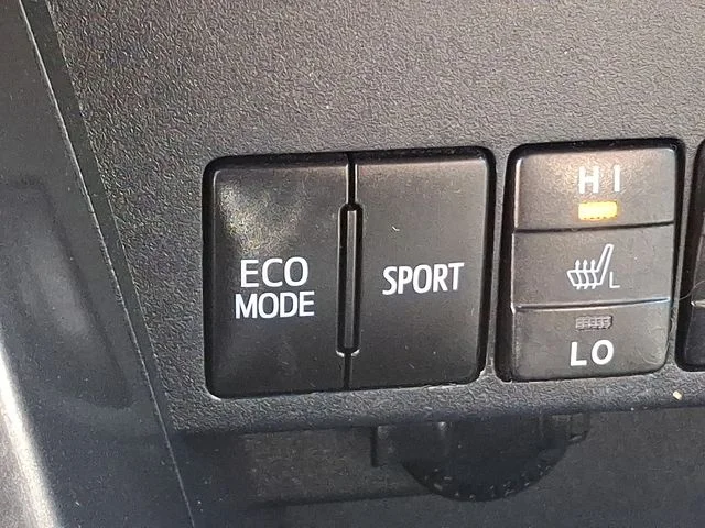 Used 2018 White Toyota SE image 26