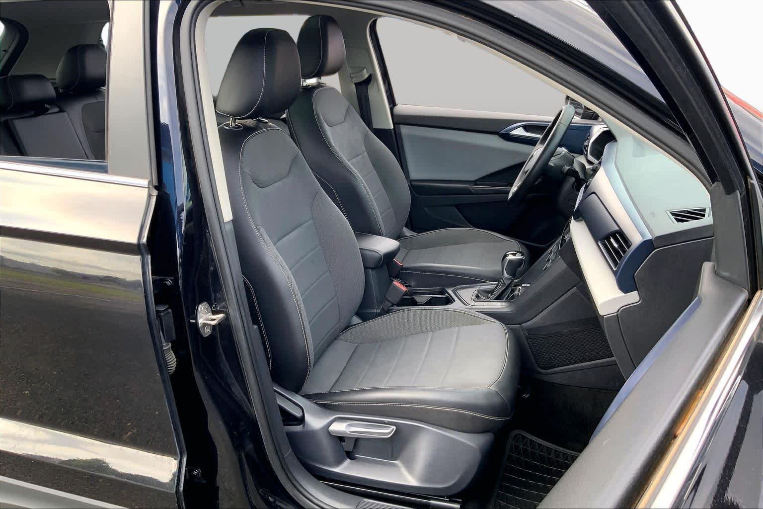 Used 2022 Deep Black Pearl Volkswagen SE image 9