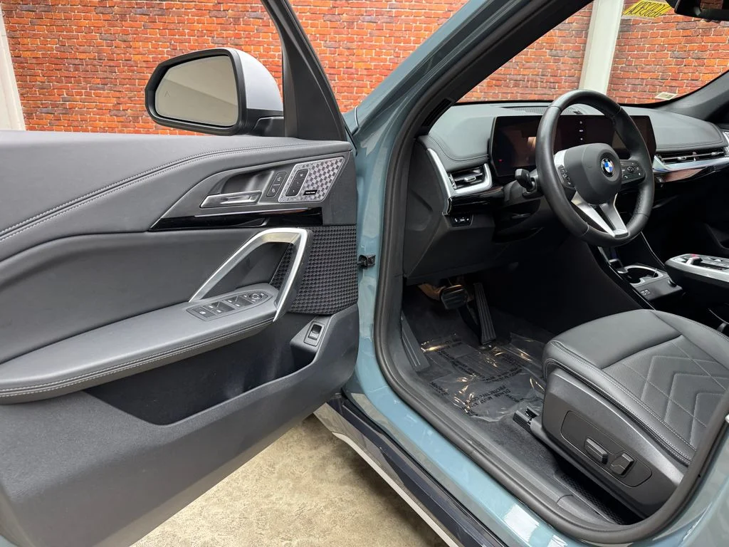 Used 2024 Green BMW xDrive28i image 10