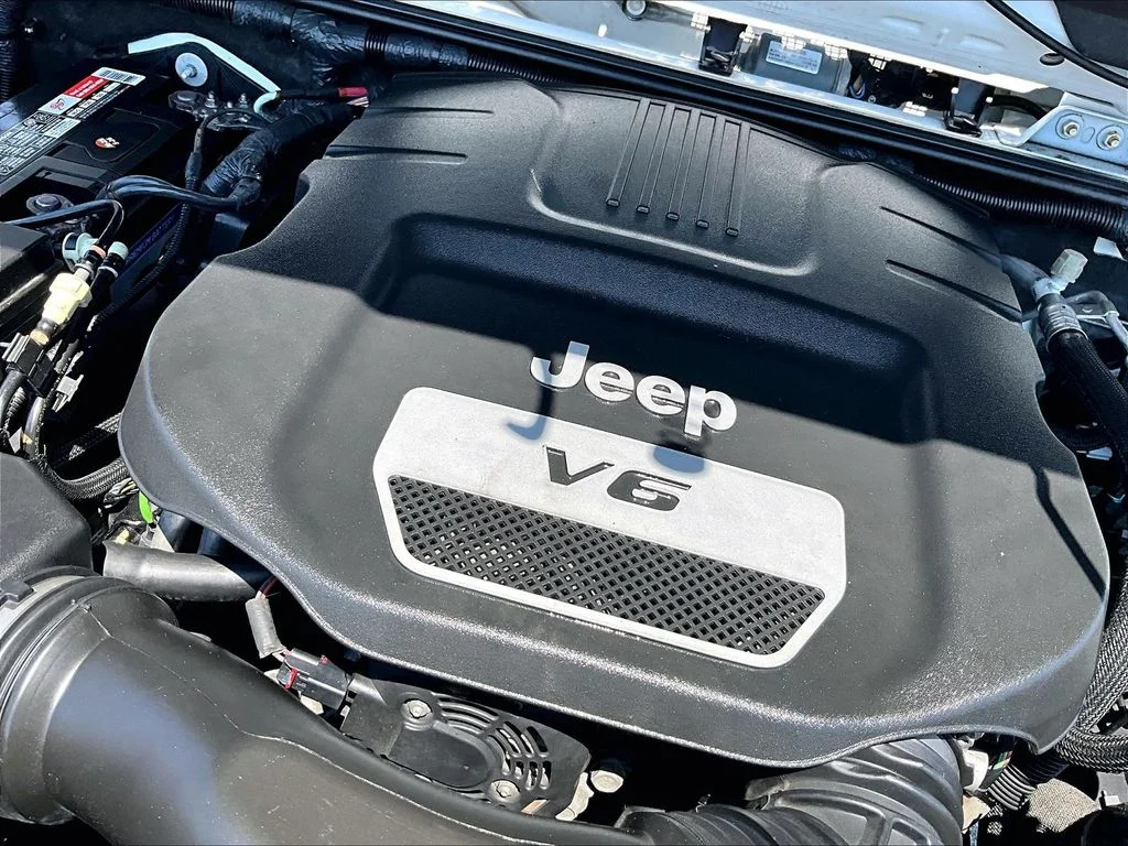 Used 2015 White Jeep Unlimited Sahara image 35