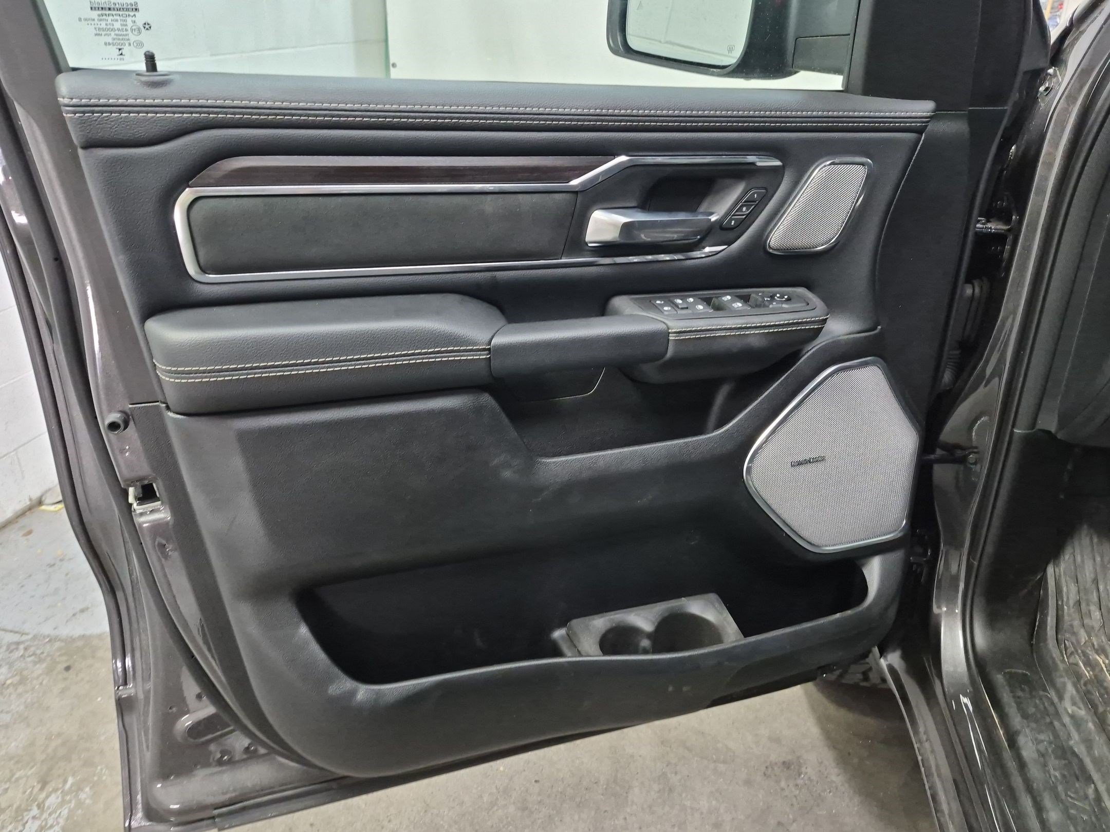 New 2026 Granite Crystal Metallic Clear-Coat Exterior Paint RAM Laramie image 16