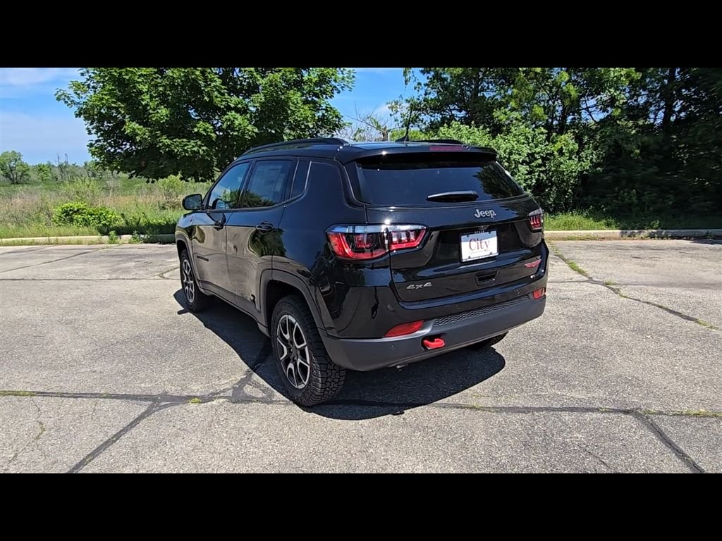 New 2026 Diamond Black Crystal Pearl-Coat Exterior Paint Jeep Trailhawk image 6