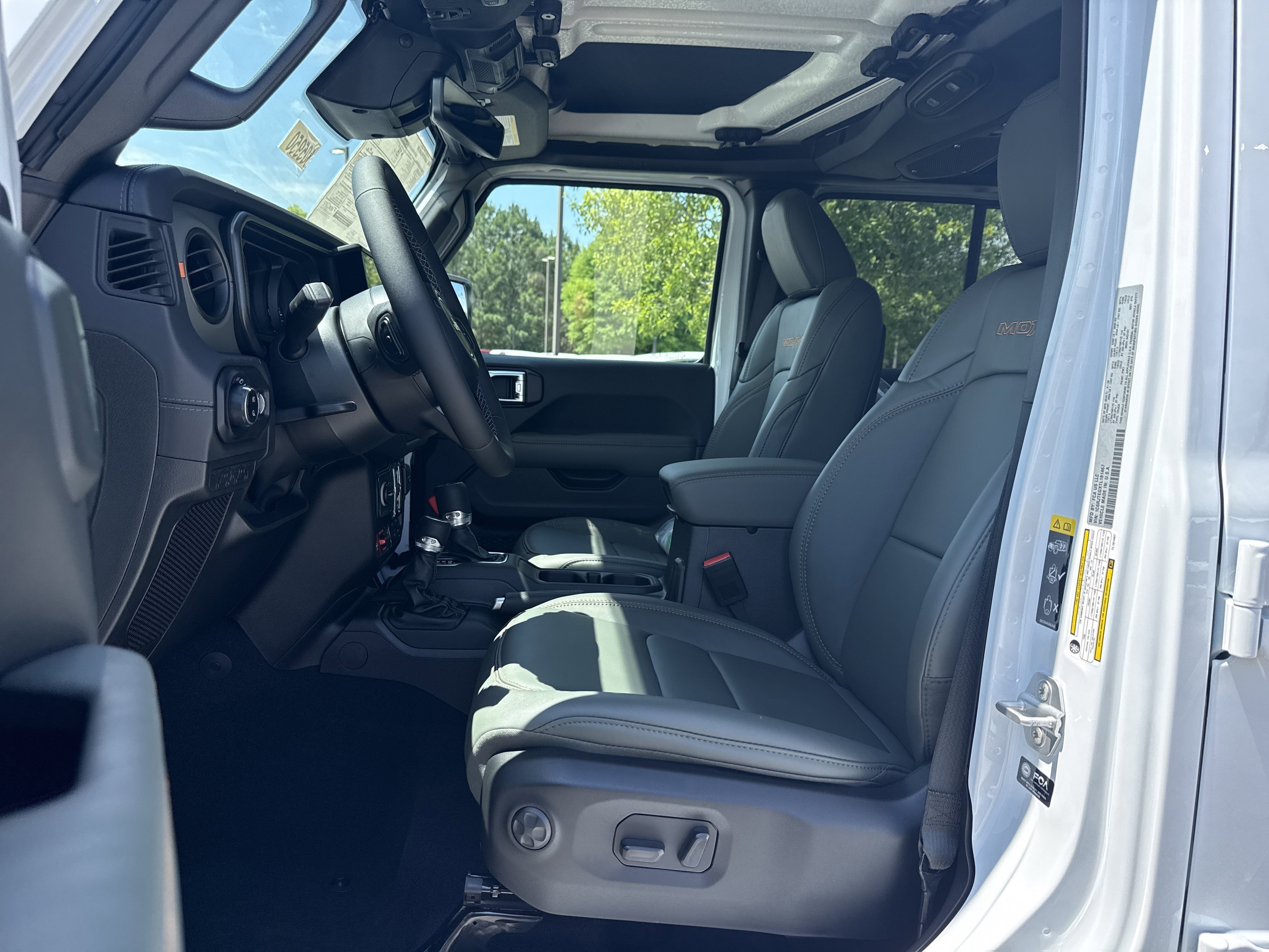 New 2026 Bright White Clear-Coat Exterior Paint Jeep Mojave X image 9