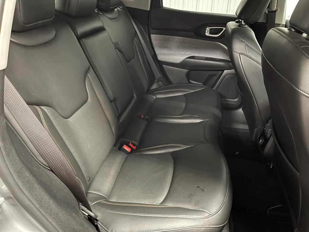 Used 2022 Silver Jeep Latitude Lux image 20