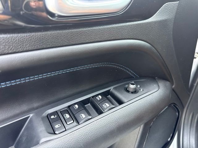 Used 2025 Silver Jeep Latitude image 17