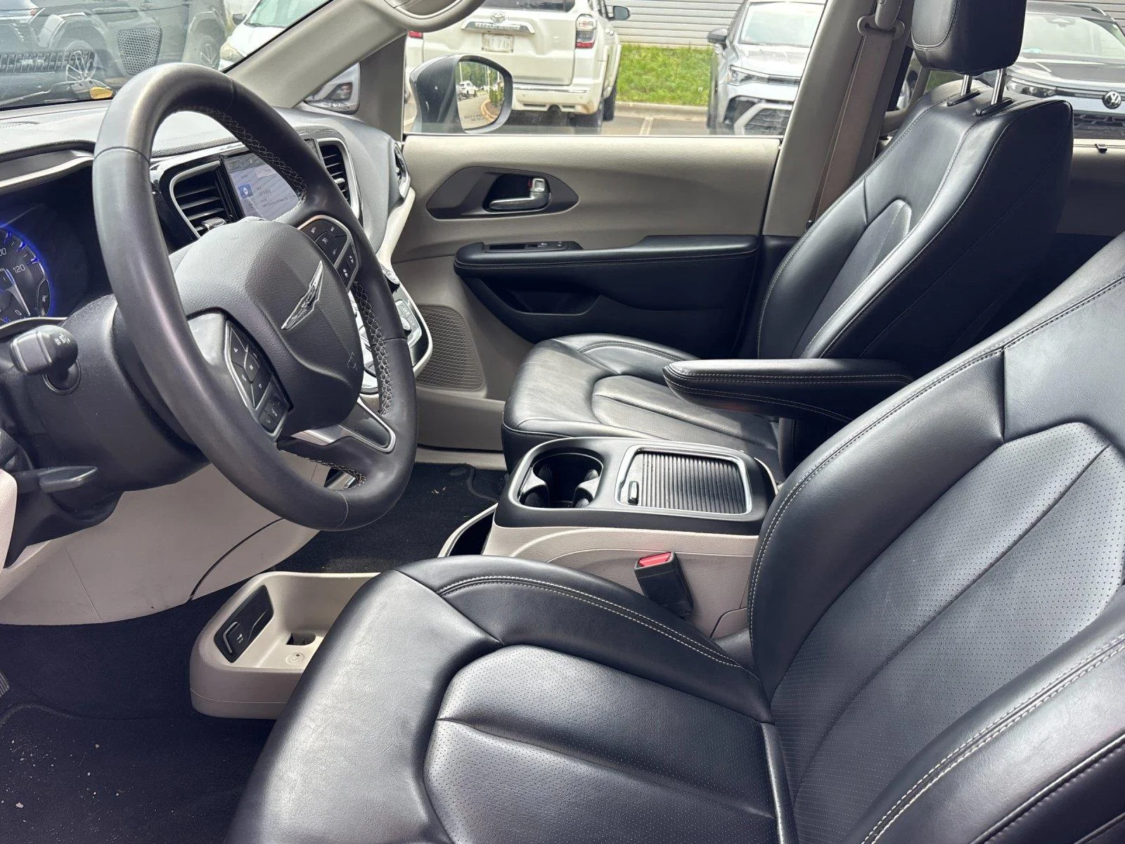 Used 2023 Brilliant Black Crystal Pearlcoat Chrysler Touring L image 14