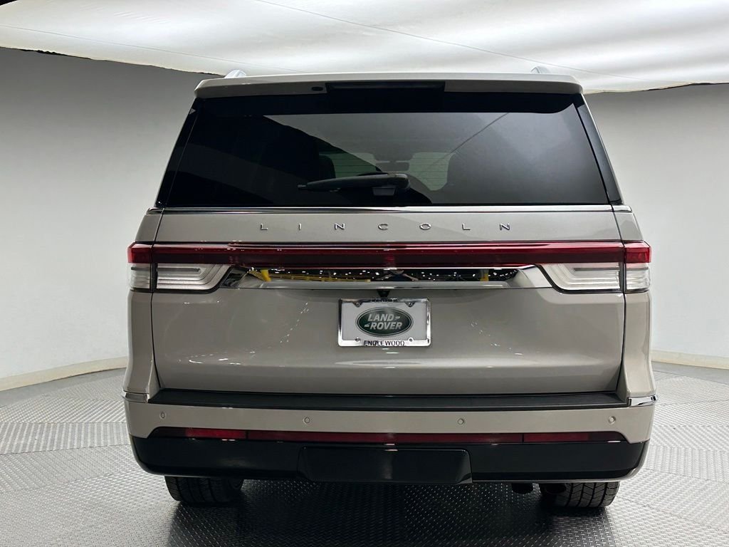 Used 2023 Pearl Metallic Lincoln Reserve image 4