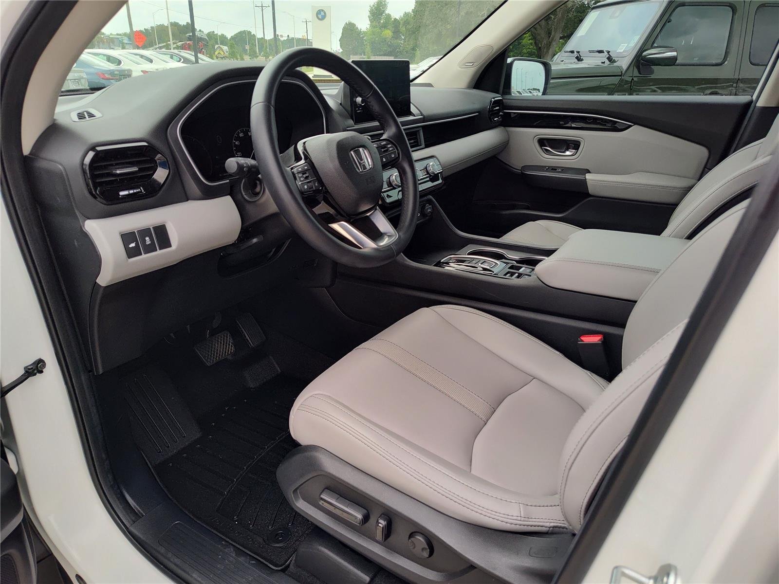 Used 2025  Honda Touring image 2