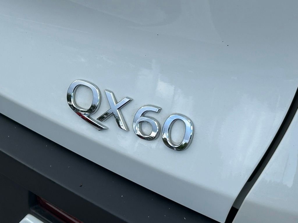 Used 2025 White INFINITI LUXE image 45