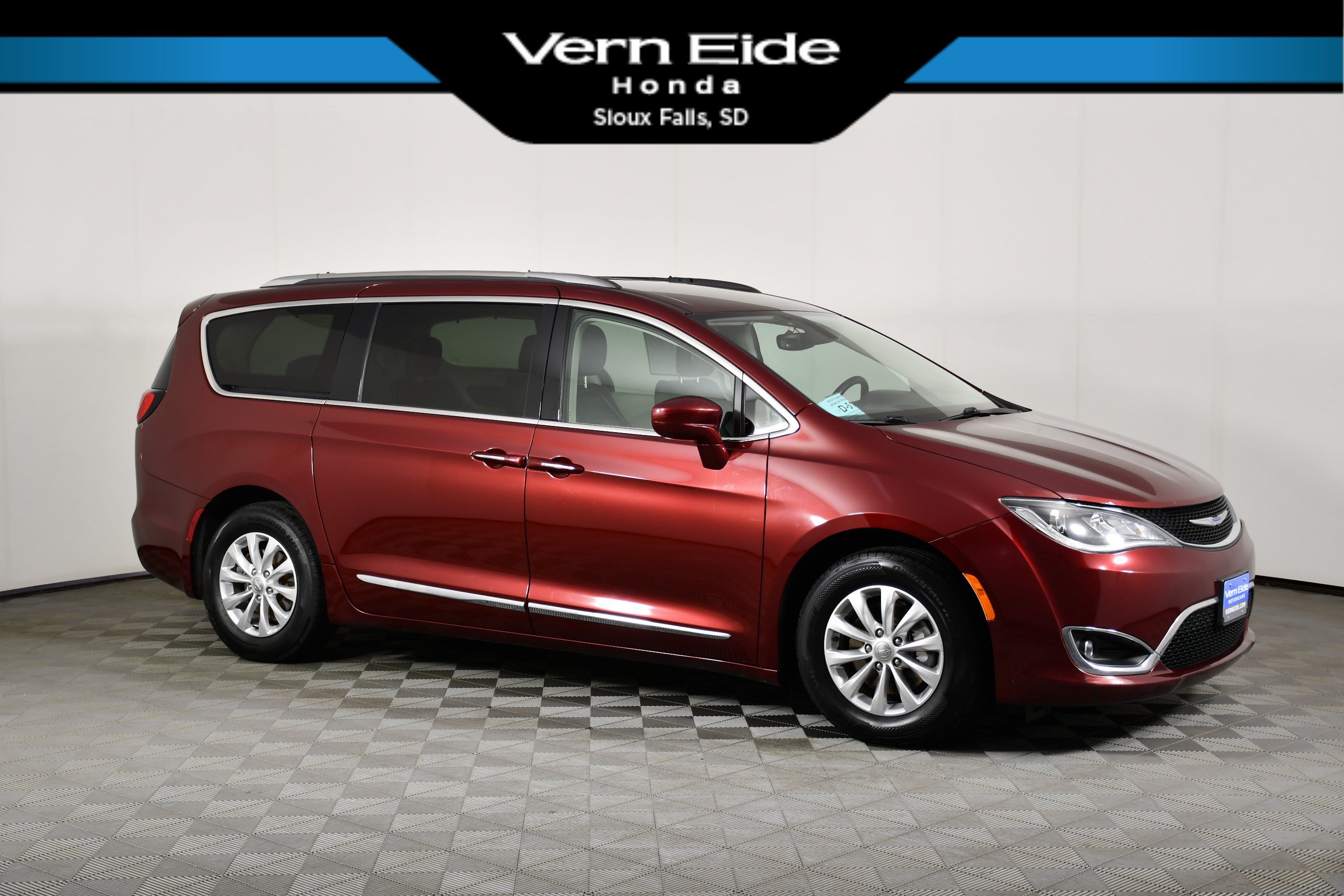 Used 2019 Velvet Red Pearlcoat Chrysler Touring L image 1