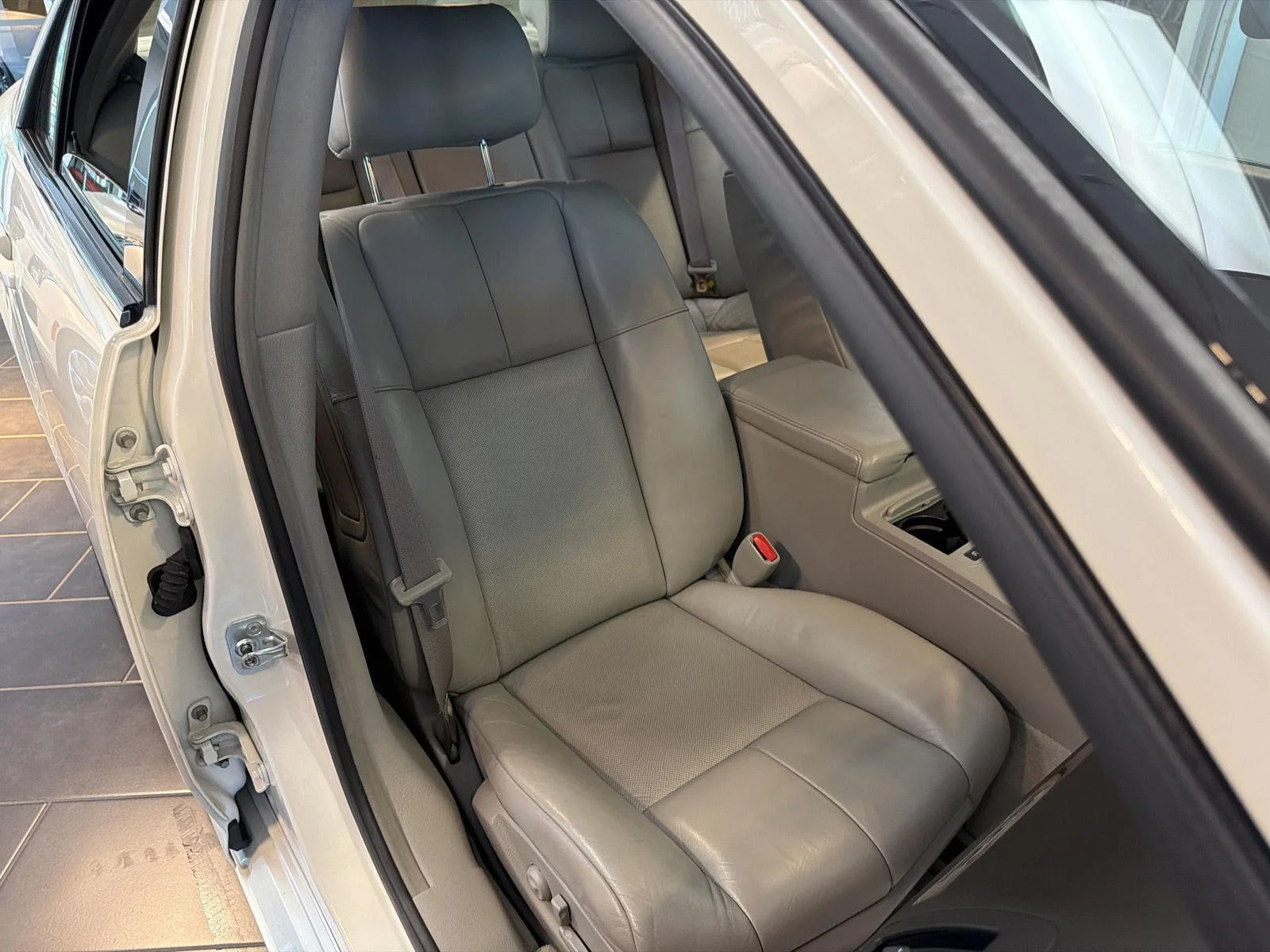 Used 2005 White Diamond Cadillac 4DR SDN V8 image 32