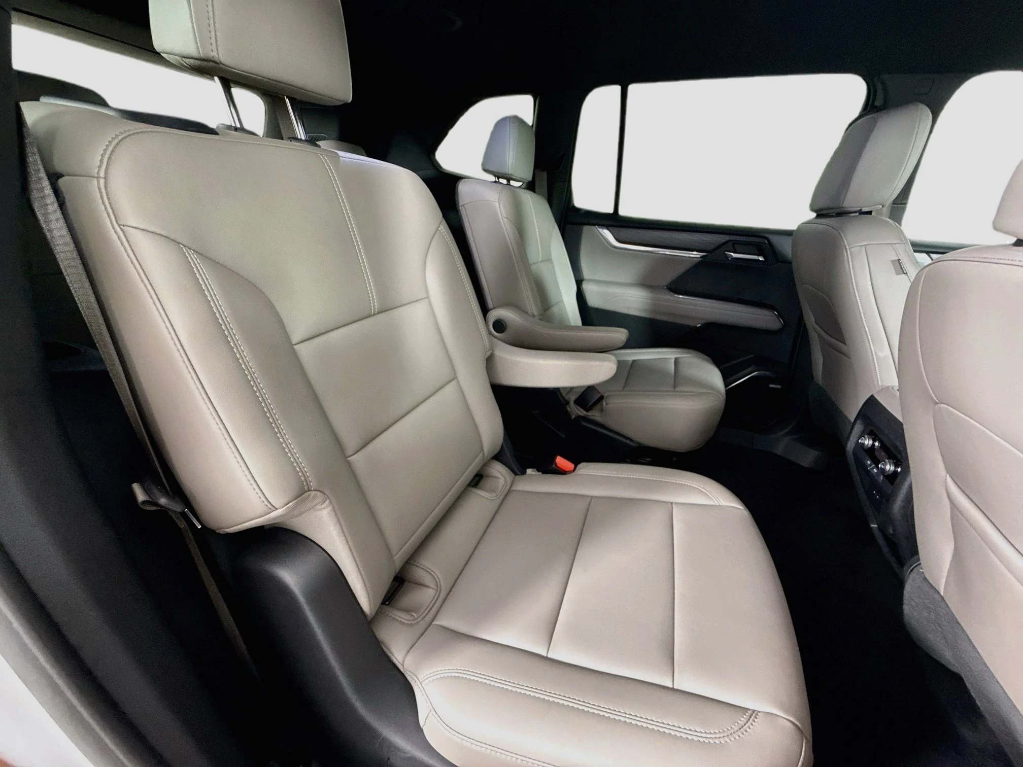 Used 2024 Summit White GMC Elevation image 30