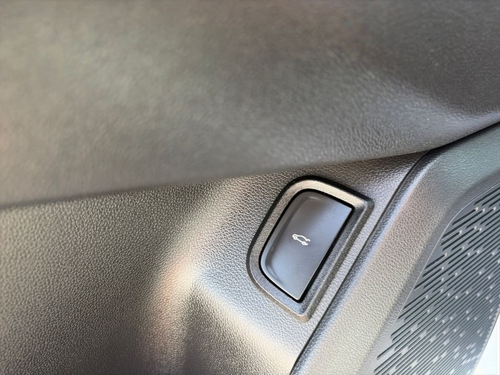 Used 2025 White Chevrolet LT image 31