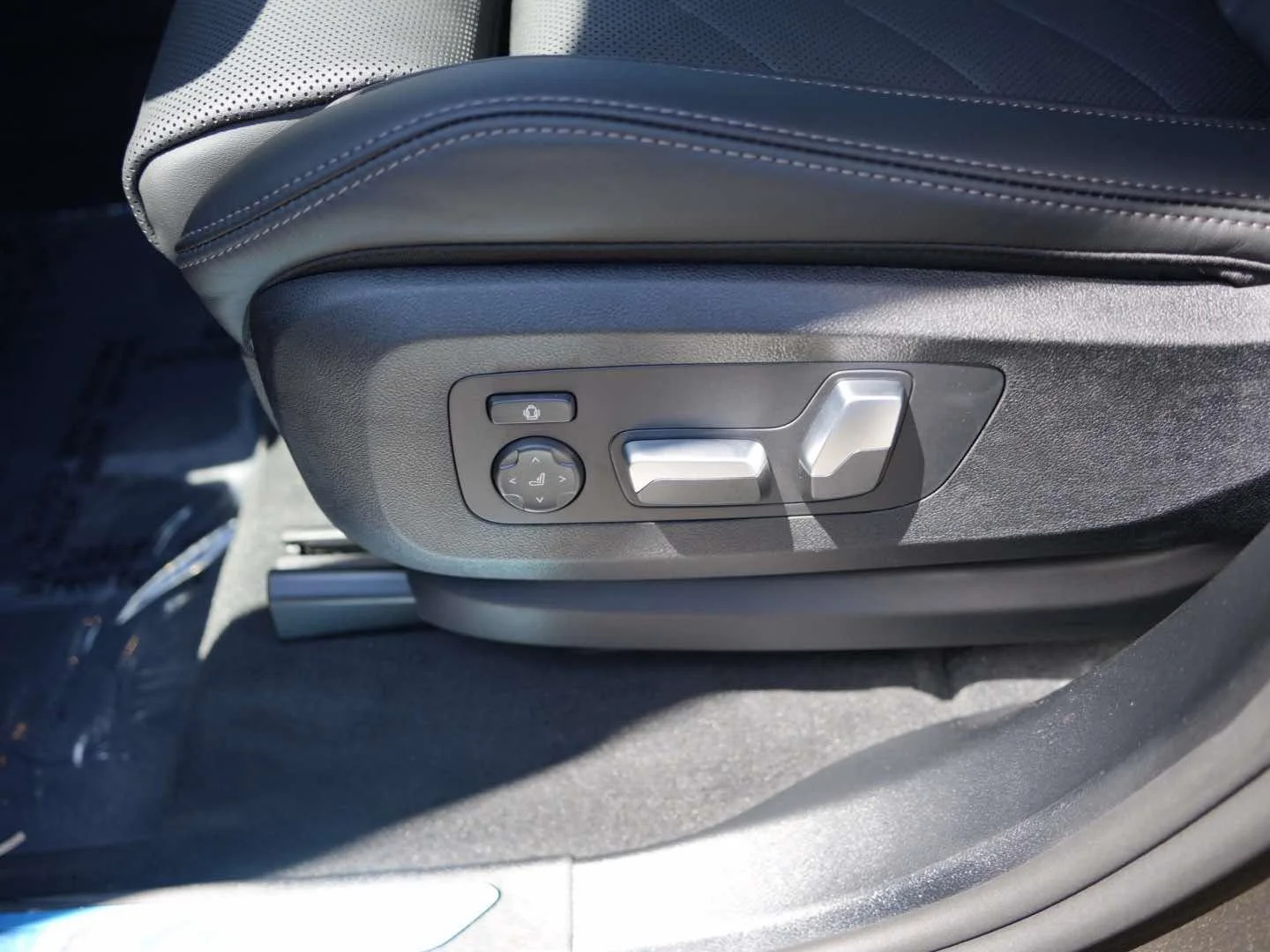 New 2026 Manhattan Green Metallic BMW sDrive40i image 16