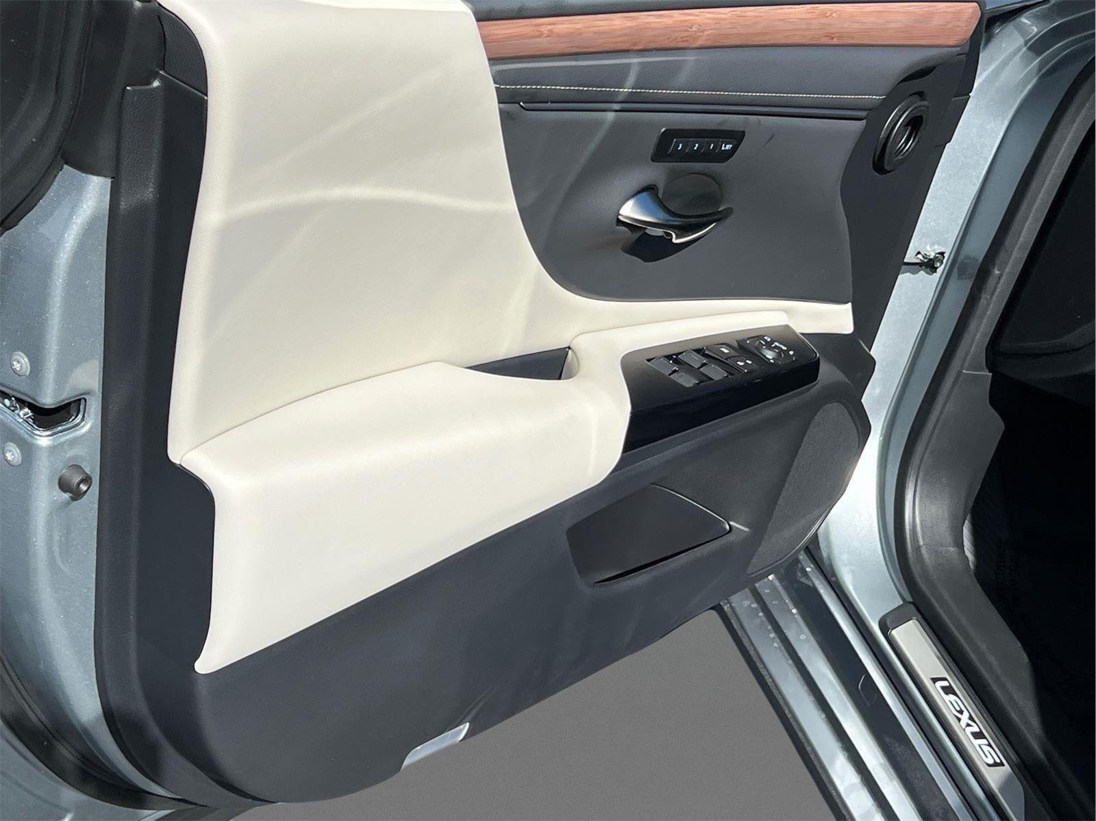 2025 Lexus ES 350 - Photo 11