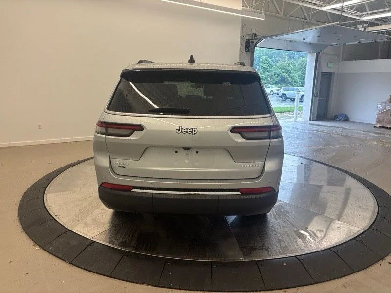 New 2026 Silver Zynith Exterior Paint Jeep Laredo X image 4