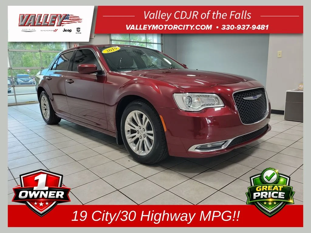 2019 Chrysler 300 Touring's photo