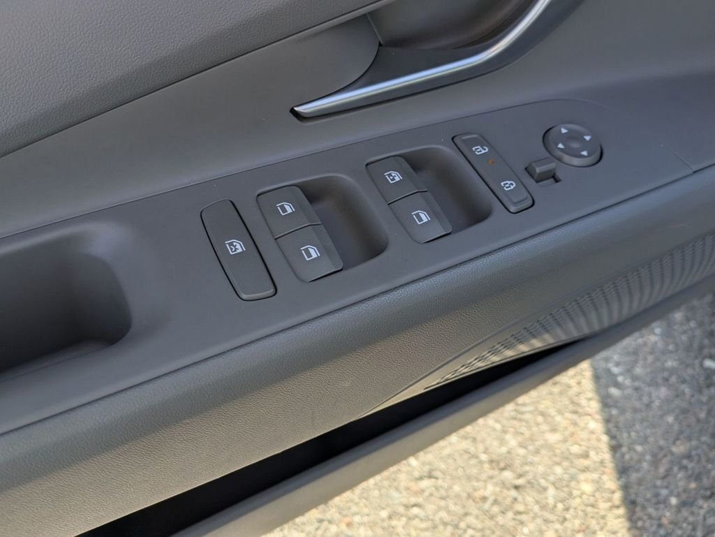 2025 Hyundai Elantra SEL - Photo 12