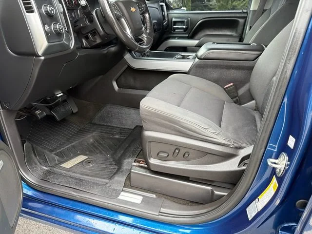 Used 2017 DEEP OCEAN BLUE METALLIC Chevrolet LT image 9