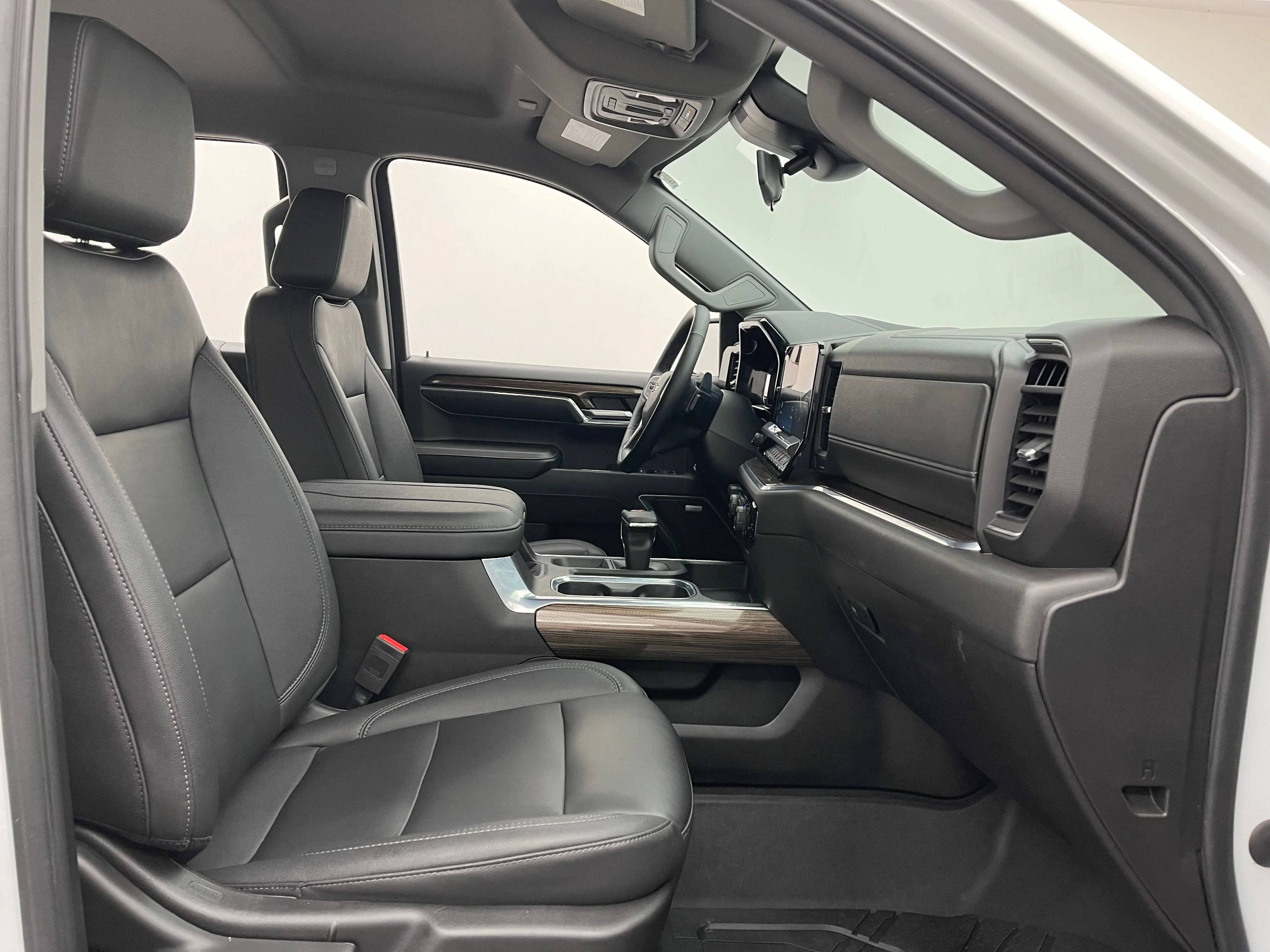 Used 2024 Summit White Chevrolet RST image 31