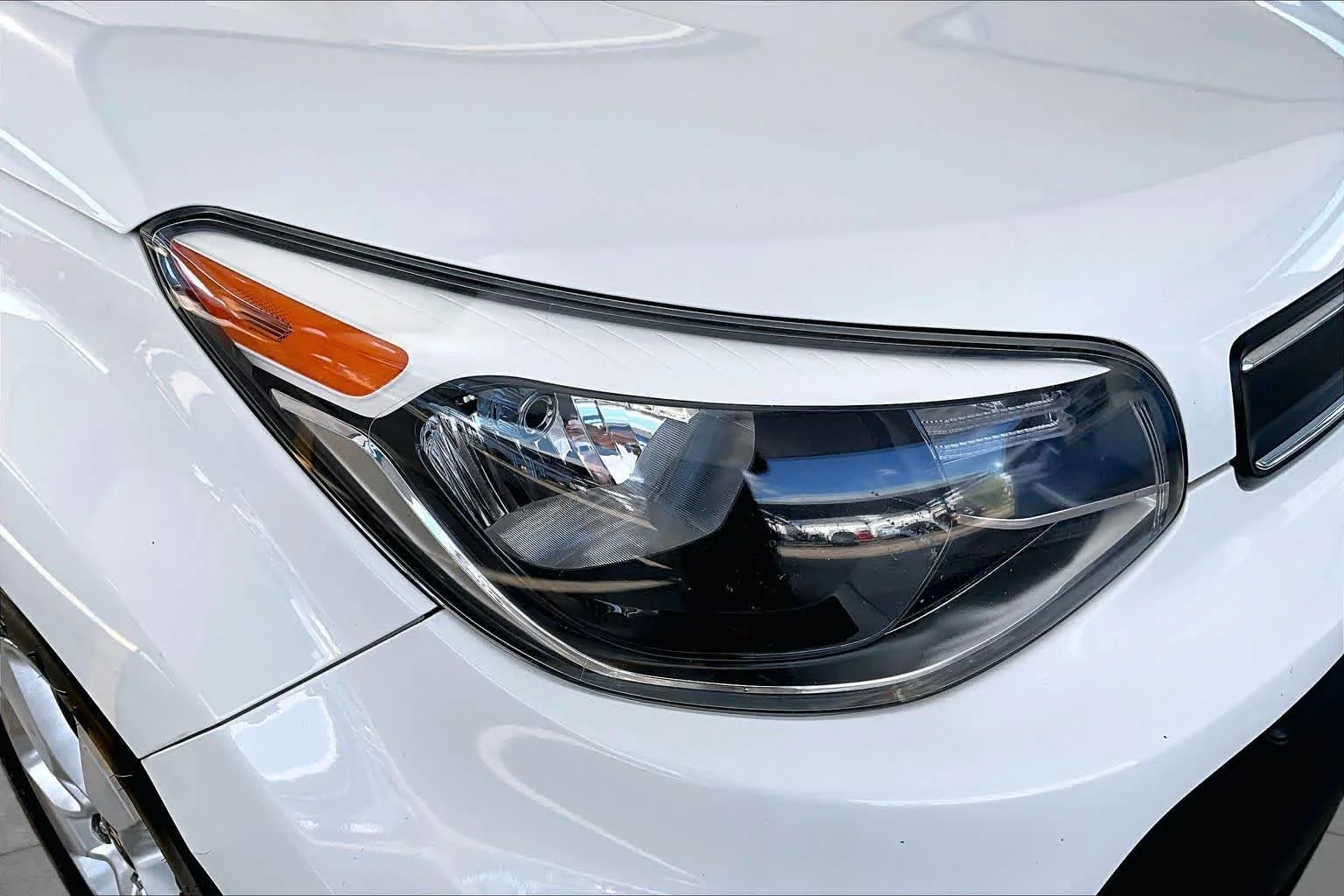 Used 2018 Clear White Kia Base image 27
