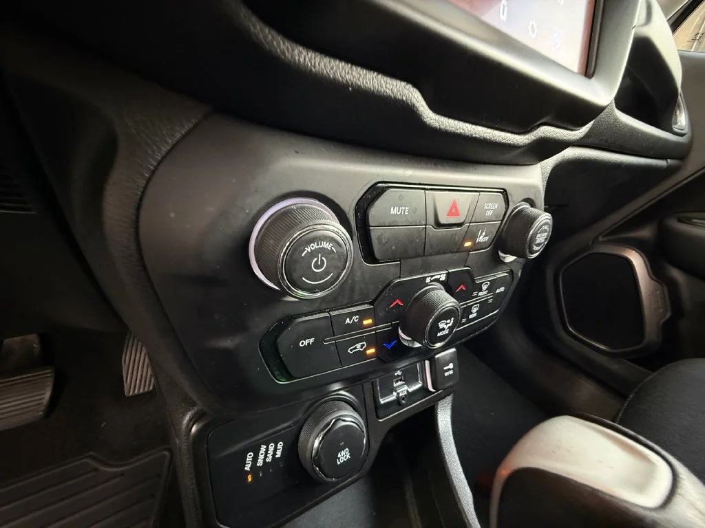 Used 2023 White Jeep Latitude image 23
