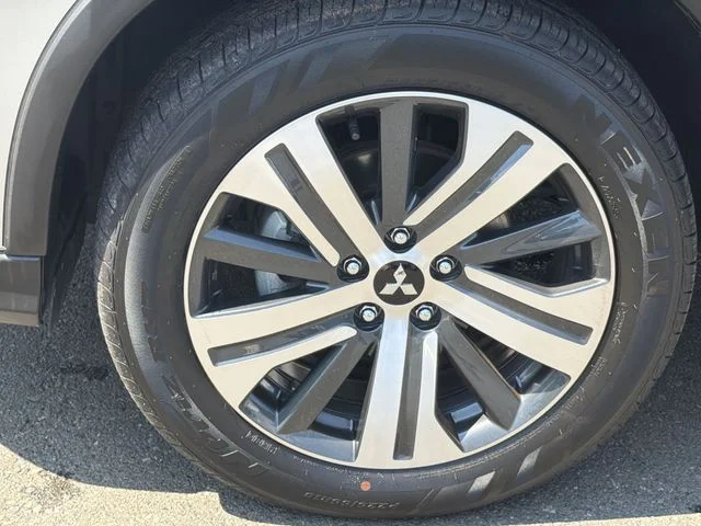 Used 2025 Gray Mitsubishi 2.0 SE image 17