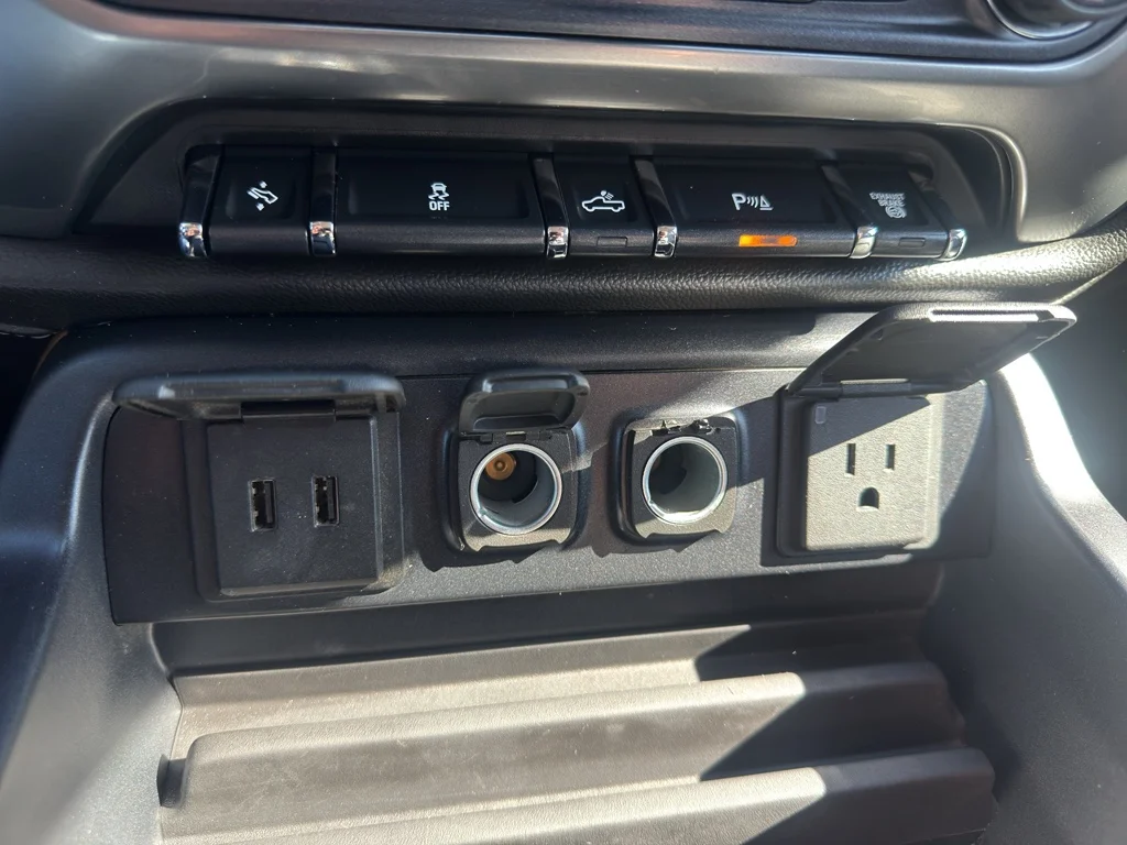 Used 2019 WHITE Chevrolet LTZ image 25