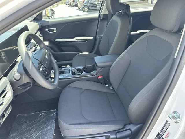 New 2026 Snow White Pearl Kia LXS image 15