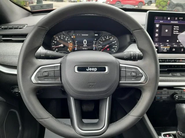 Used 2024  Jeep Latitude image 13