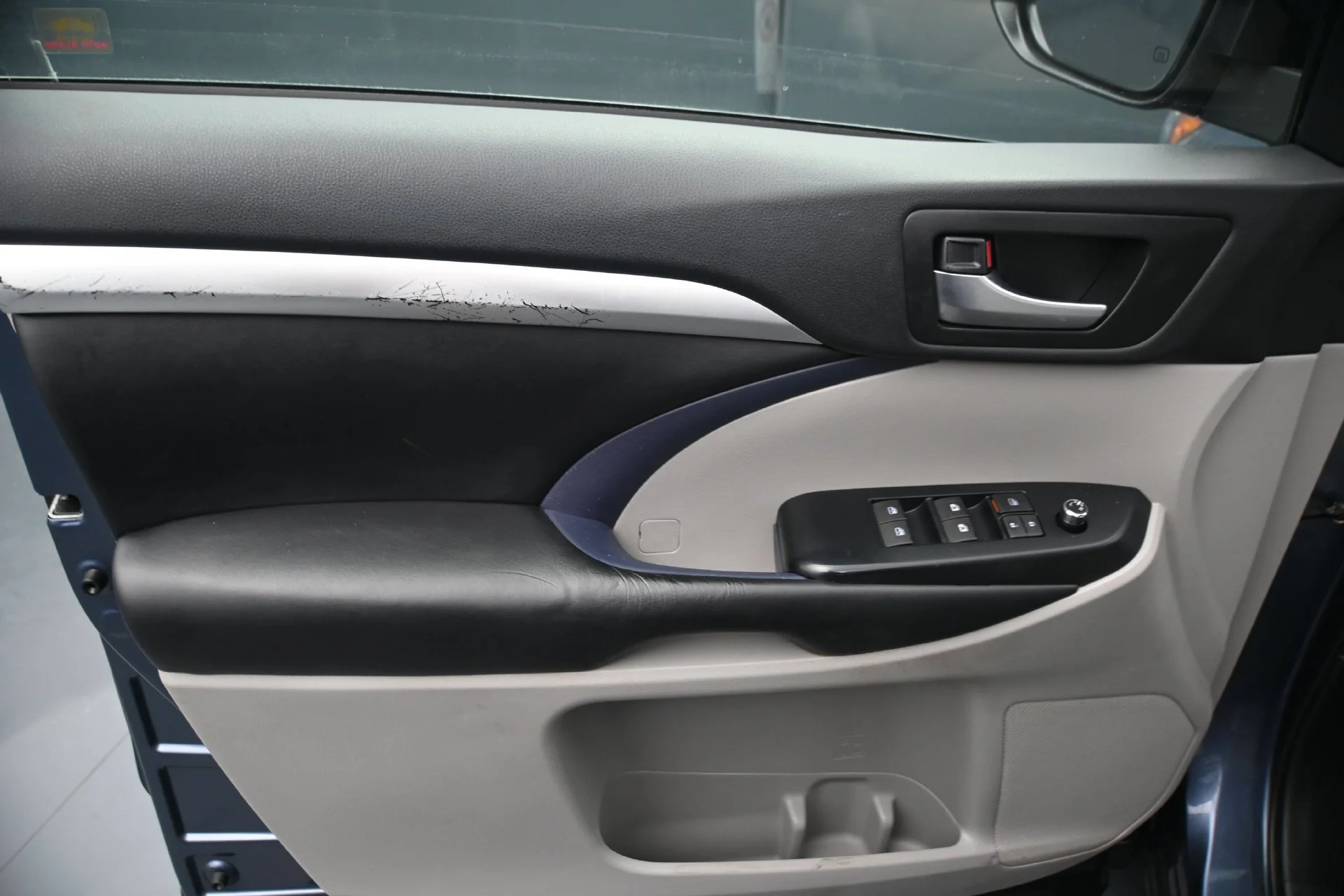 Used 2019  Toyota SE image 17