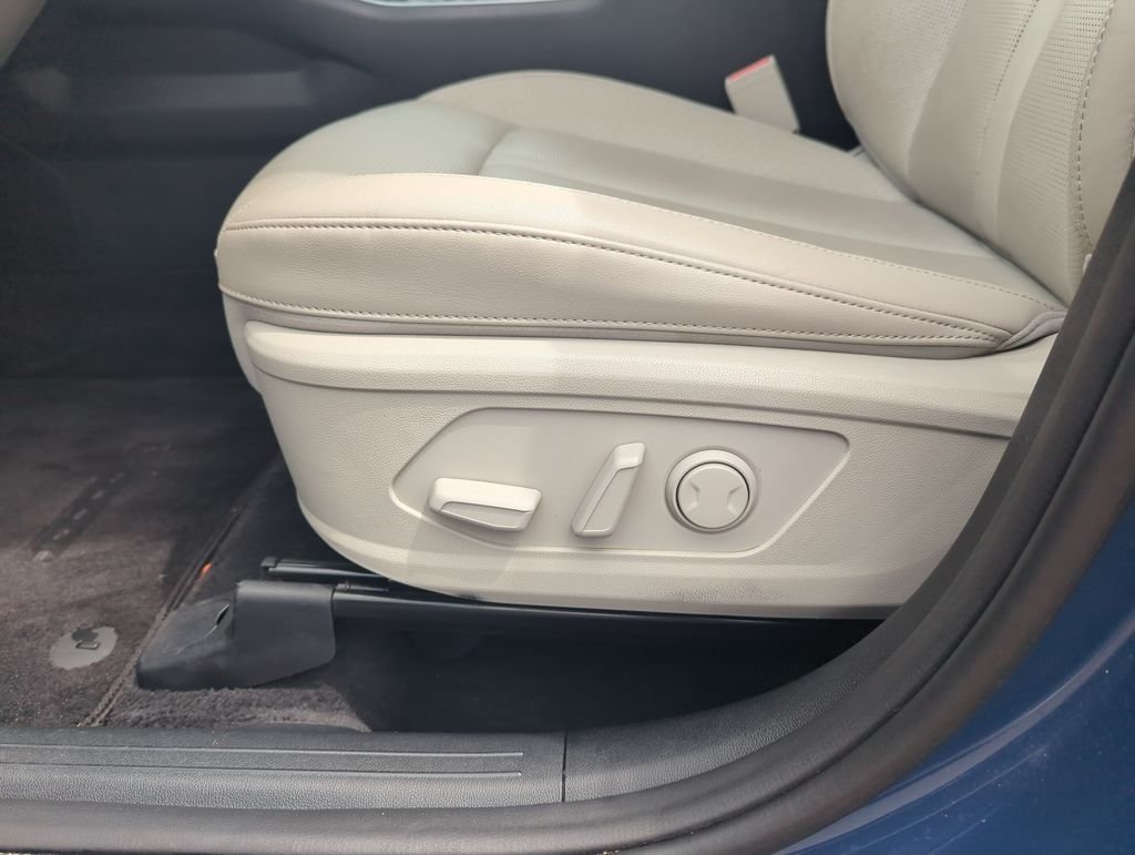 Used 2025 Black Kia S image 13