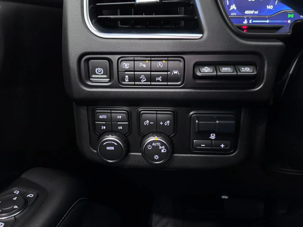 2023 Chevrolet Suburban Premier - Photo 29