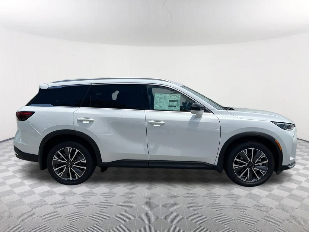 New 2027 RADIANT WHITE INFINITI Luxe FWD image 4