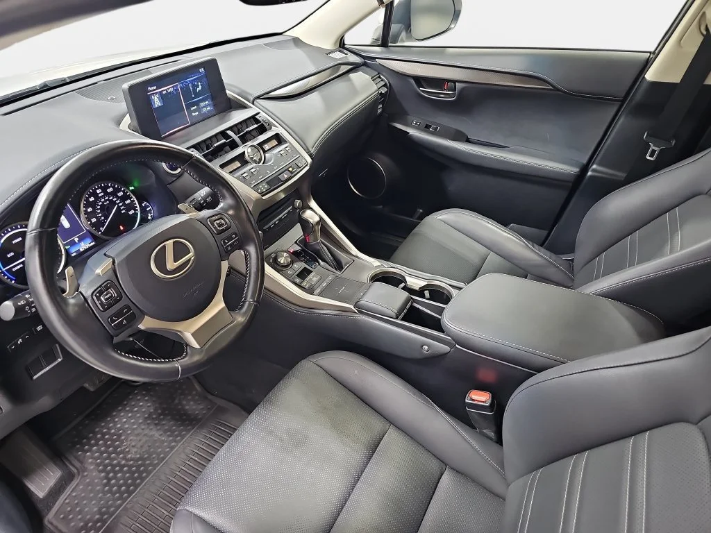Used 2019 White Lexus 300h image 18