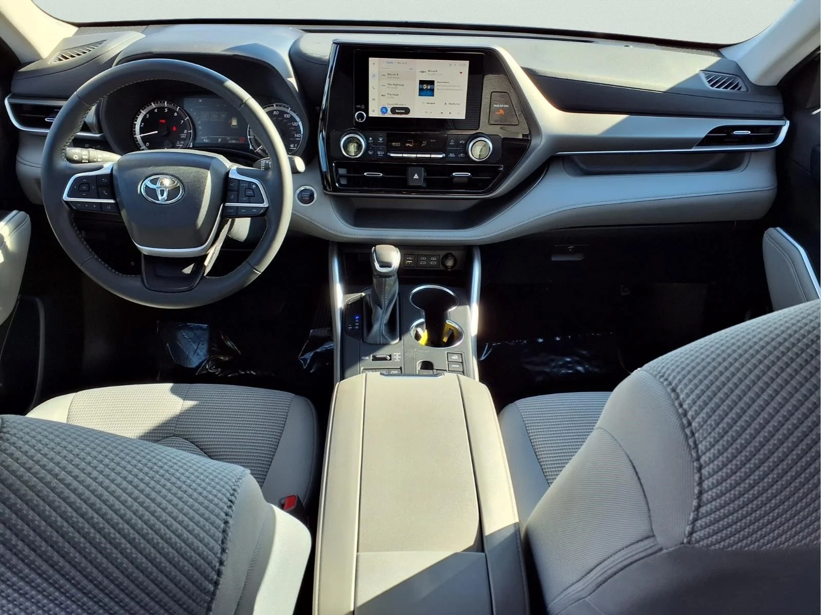 2024 Toyota Highlander LE - Photo 12