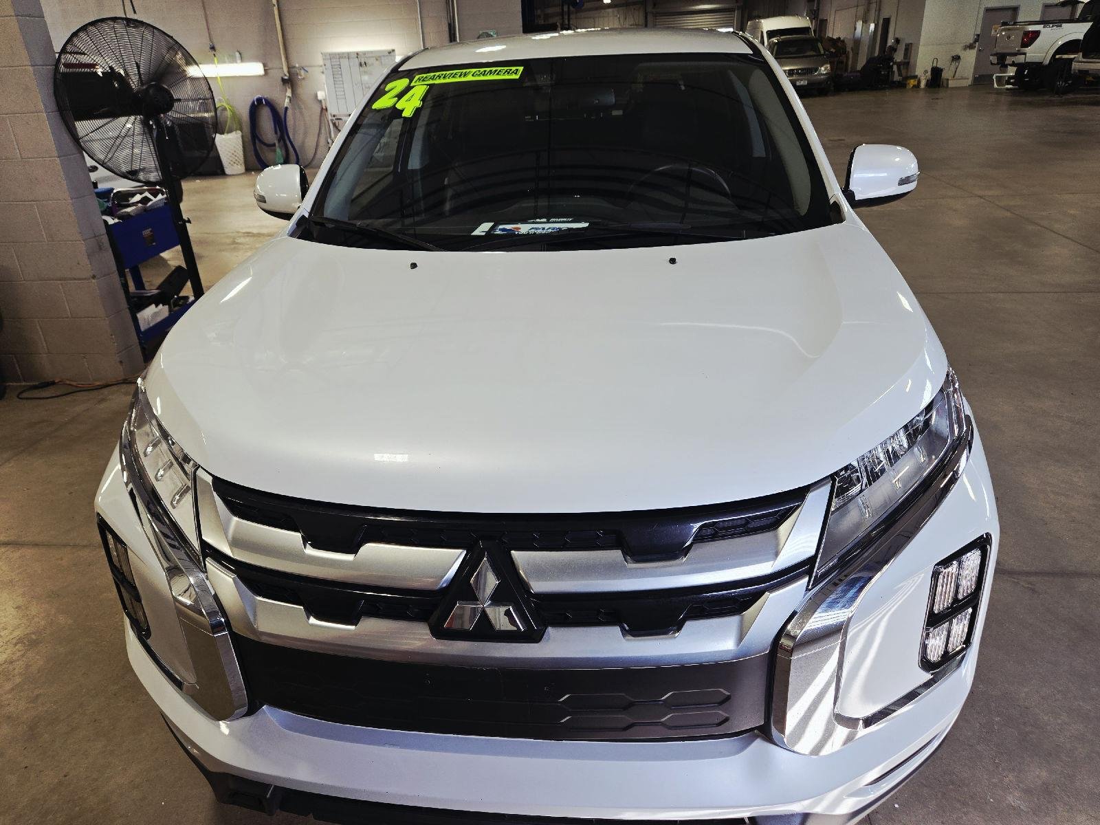 Used 2024 White Diamond Mitsubishi ES image 21
