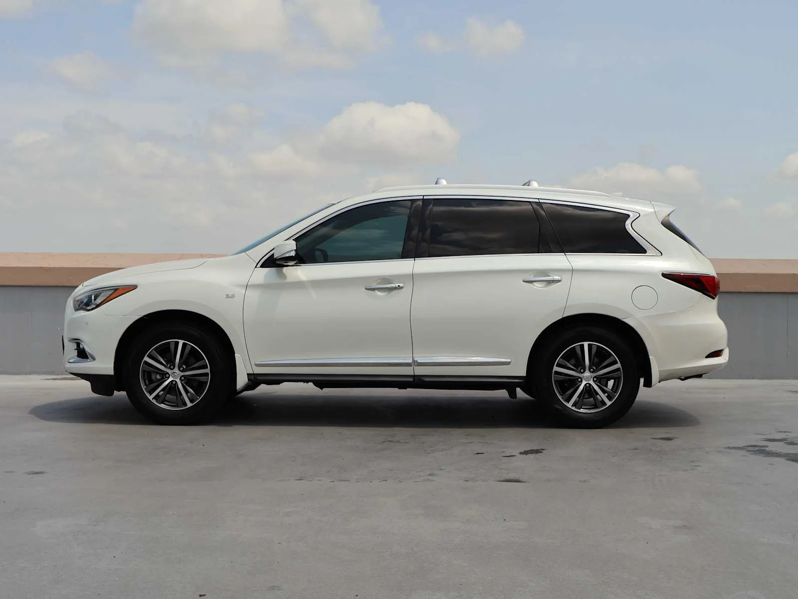 Used 2019 Majestic White INFINITI LUXE image 5