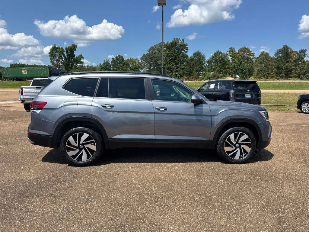 Used 2025 Gray Volkswagen 2.0T SE w/Technology image 10