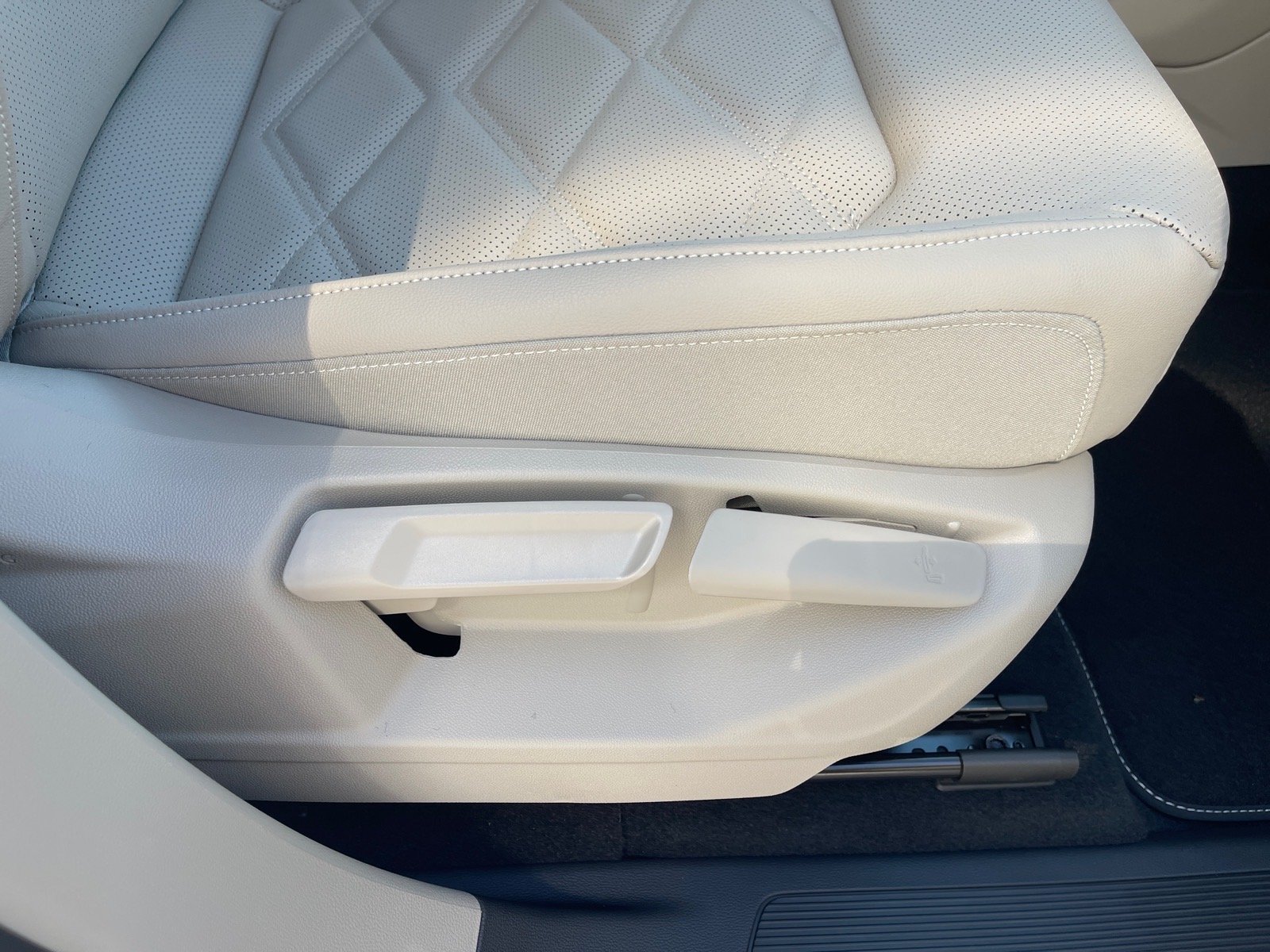 New 2026 Opal White Pearl Volkswagen SE image 17