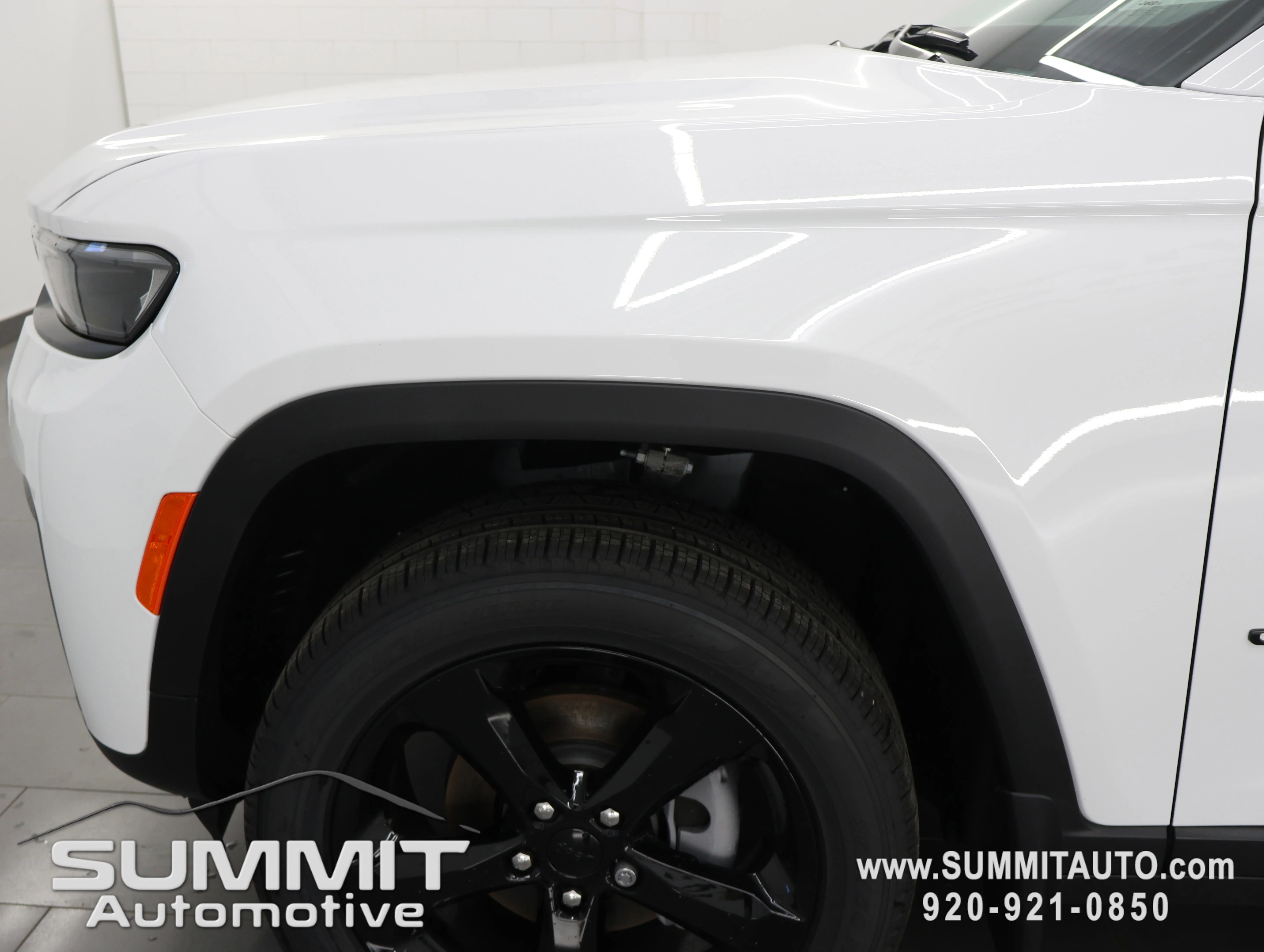 New 2026 Bright White Clear-Coat Exterior Paint Jeep Limited image 35