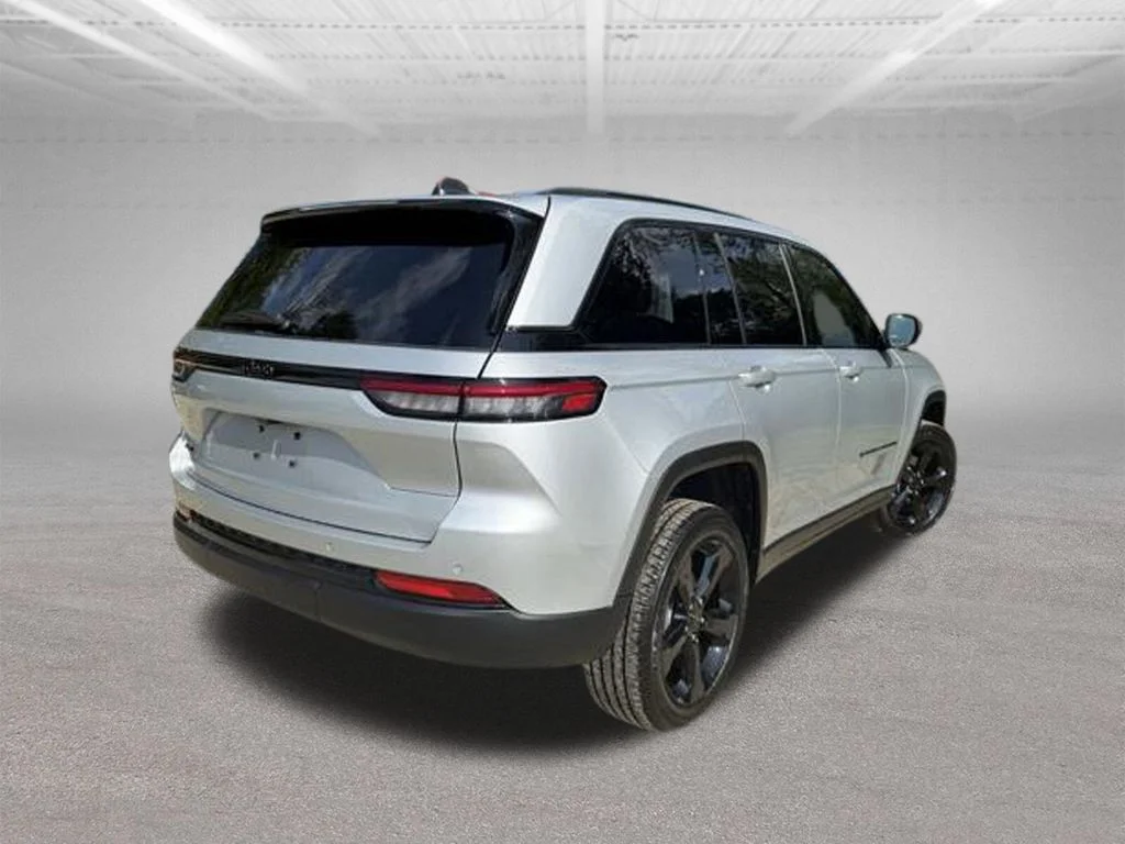 New 2025 Silver Zynith Exterior Paint Jeep Altitude X image 5